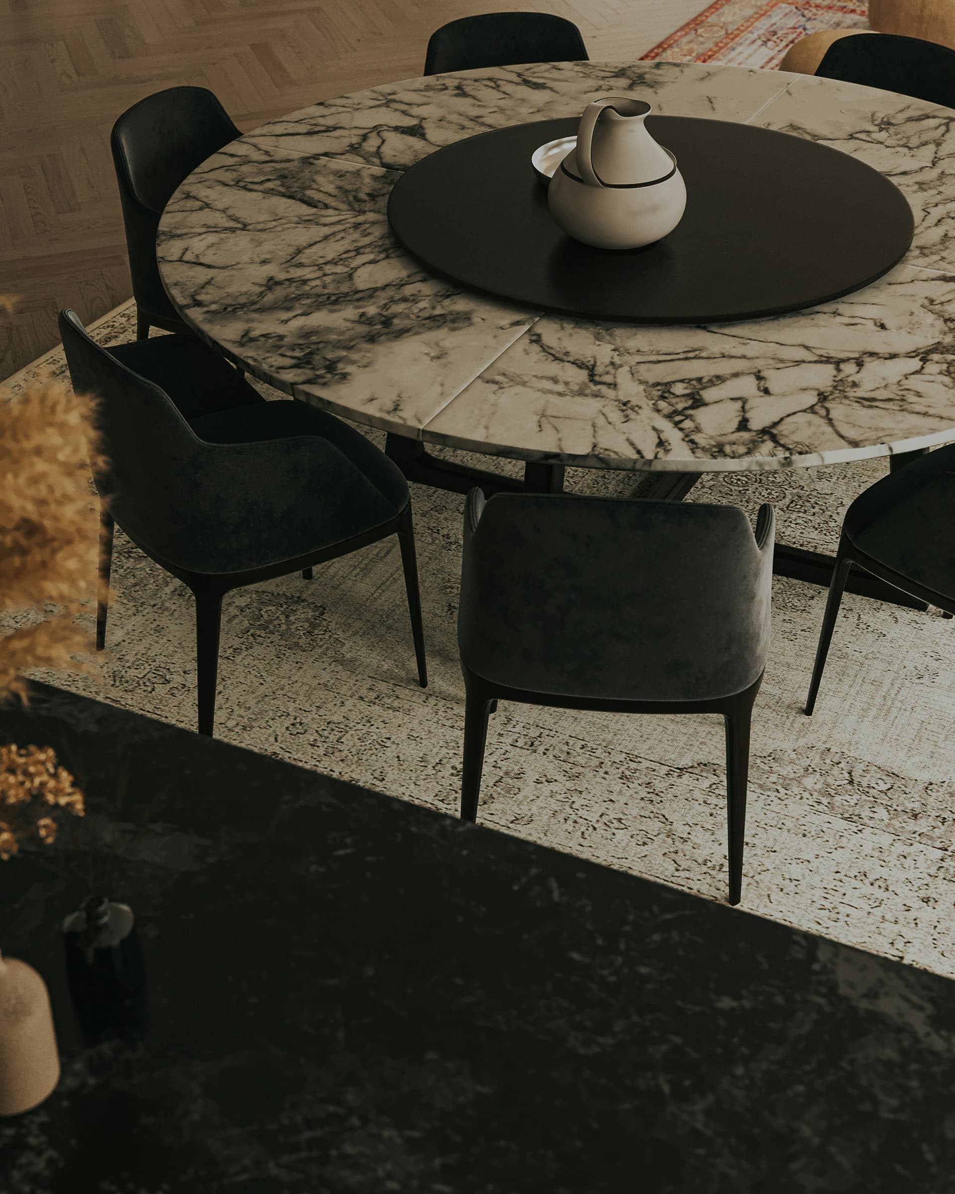 Granitni blagovaonski stol s crnim stolicama u elegantnom interijeru