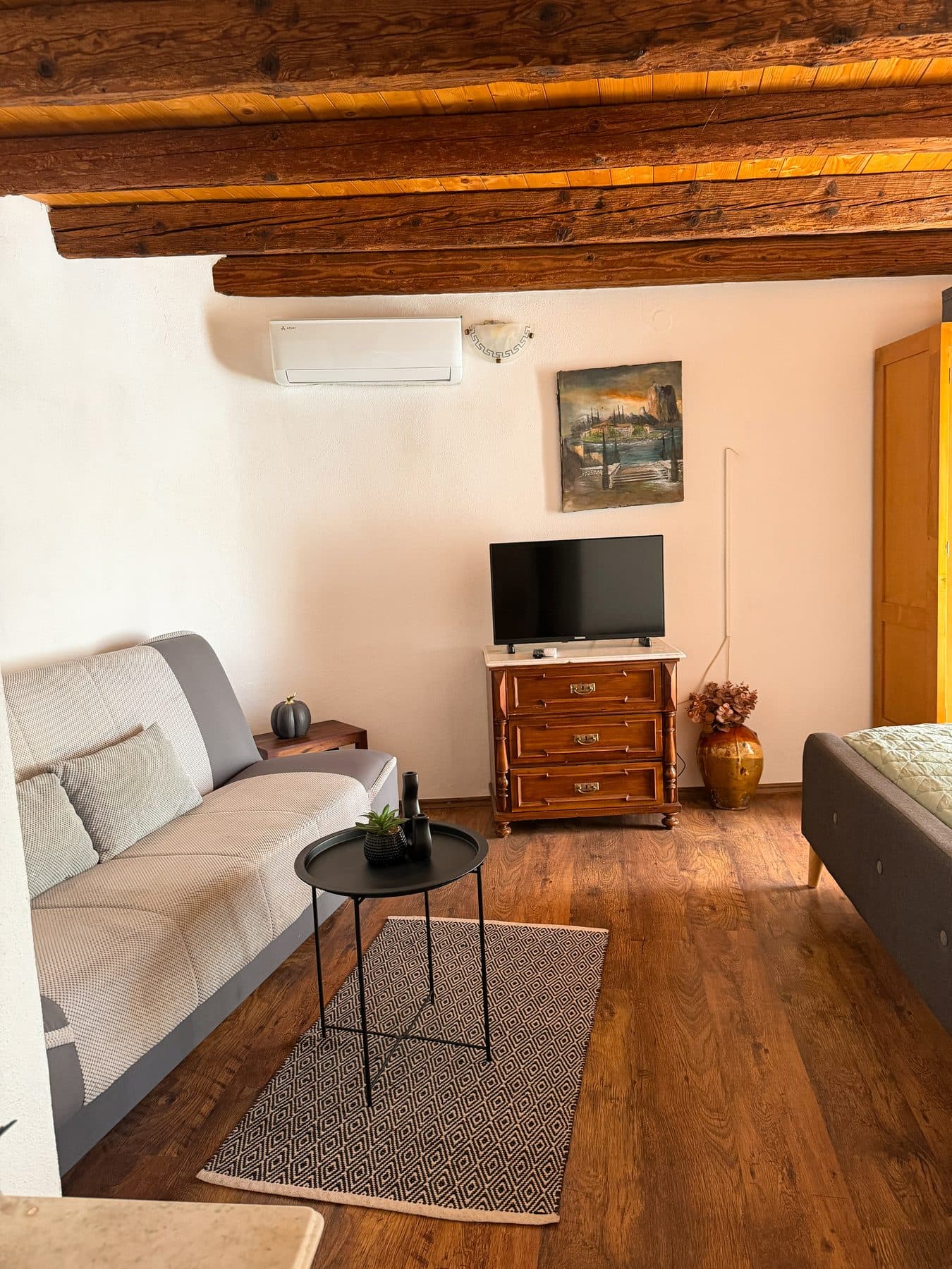 Studio apartman s drvenim gredama, kaučem, restauriranom komodom, televizorom i klimom