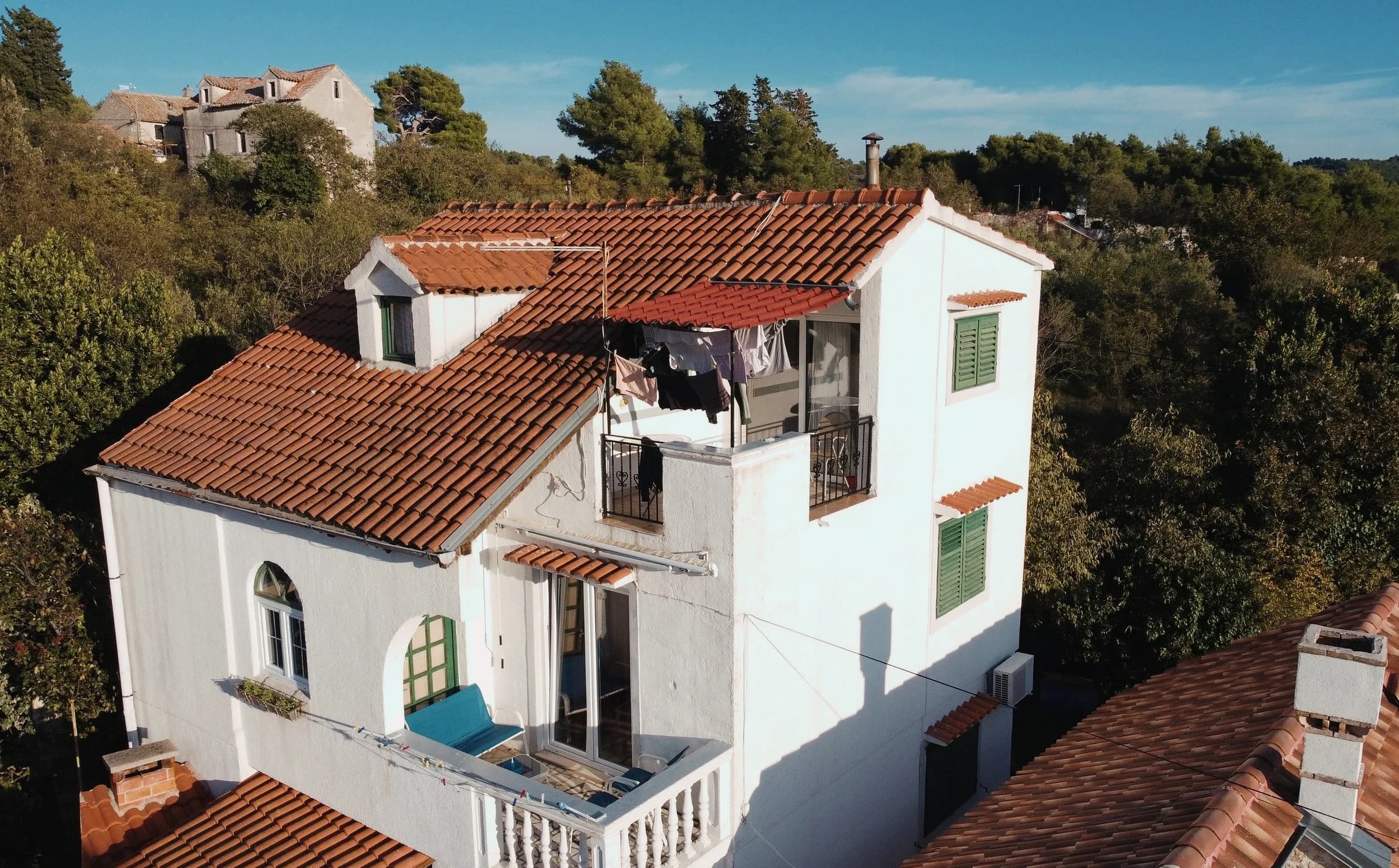 Preuređenje dvoetažnog apartmana – fasada, krov i interijer